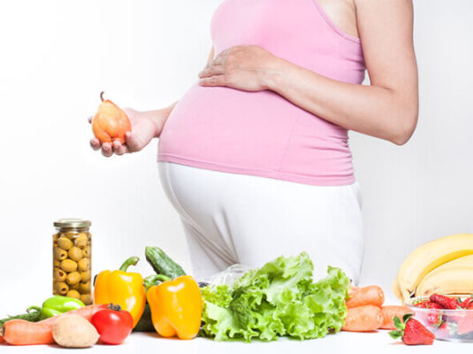 Tăng cường rau xanh và trái cây giàu vitamin C khi bầu bị cảm cúm