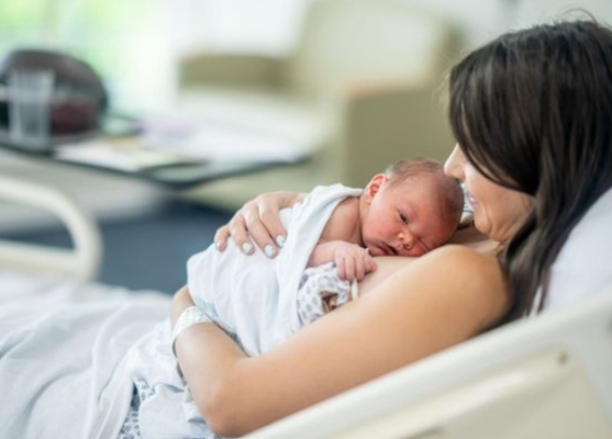 Tiếp xúc da kề da trực tiếp giữa mẹ và bé