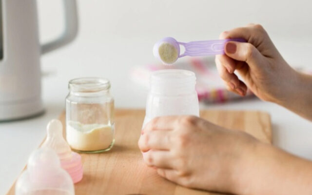 Dùng sữa mẹ và sữa công thức cho bé