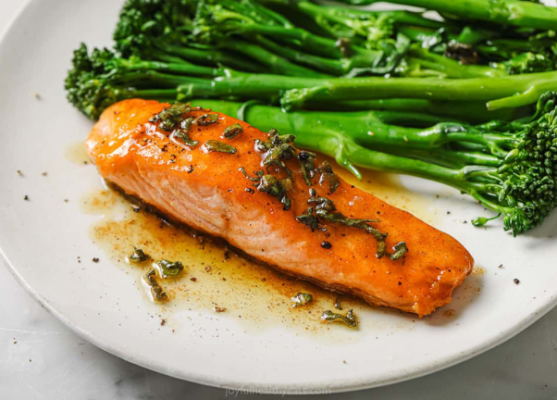 Cá hồi chứa nhiều vitamin B12, D, sắt và khoáng chất