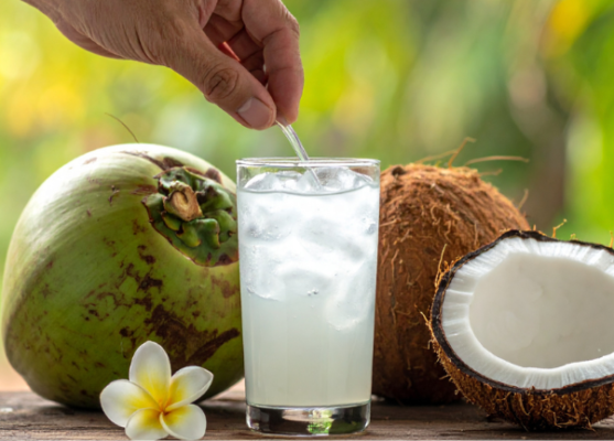 Cơ thể mẹ còn yếu, nên tránh dùng nước dừa ướp lạnh