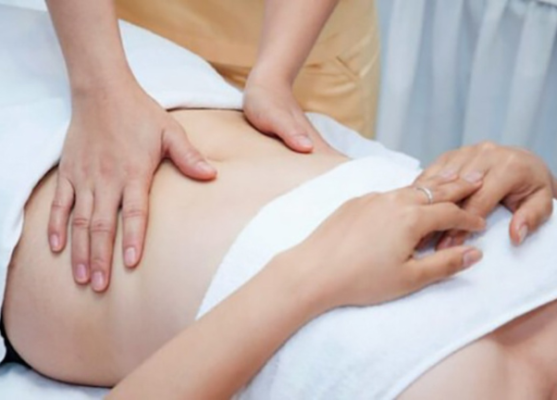 Massage bụng giúp giảm đau dạ con rất hiệu quả sau sinh,