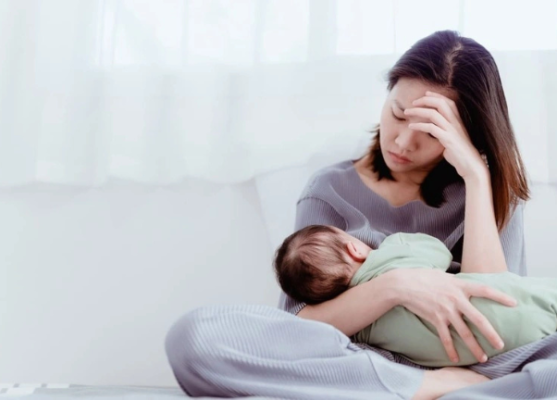 Mẹ mệt mỏi, cơ thể yếu là dấu hiệu vẫn kiêng cử nước lạnh