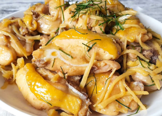 Món gà rang nghệ giúp giảm đau và phục hồi sau sinh 