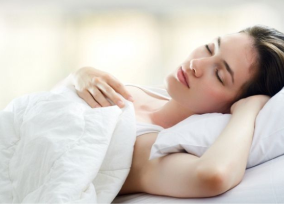 Nằm ngửa lâu quá sẽ làm căng vết mổ, mẹ nên thay đổi tư thế