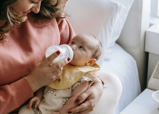 Nước dừa giúp tiêu hóa cho mẹ sau sinh bằng cách cung cấp enzyme