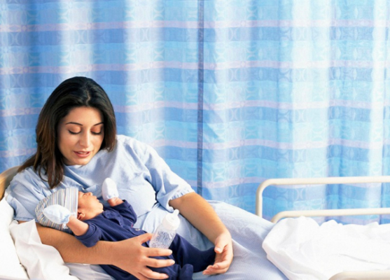 Thay đổi tư thế sớm để hạn chế biến chứng sau sinh 