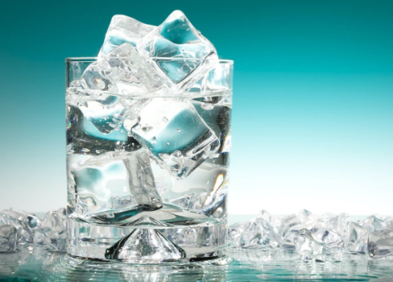 Uống nước đá sau sinh khiến cho mẹ đau bụng, tiêu chảy