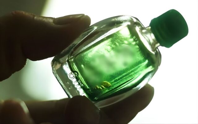 Bôi dầu gió lên bầu ngực để cai sữa cho bé