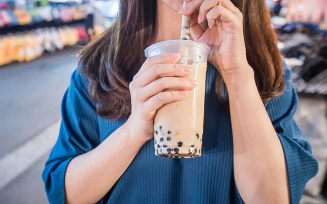 Các mẹ băn khoăn sau sinh bao lâu được uống trà sữa?