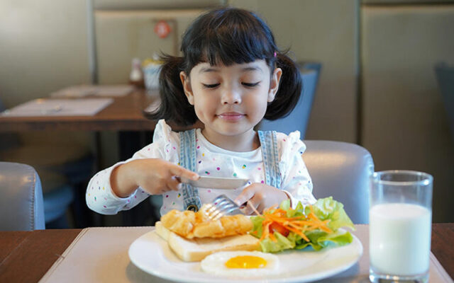 Cân nhắc cai sữa cho bé khi mẹ và bé thấy sẵn sàng