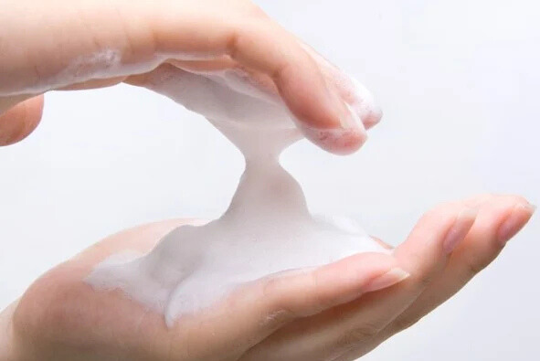 Chất tạo bọt mạnh có thể làm sạch quá mức và khiến da bé bị khô