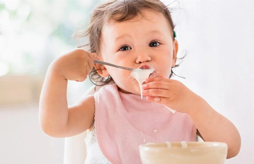 Nên cho bé ăn sữa chua lúc nào để không hại hệ tiêu hoá