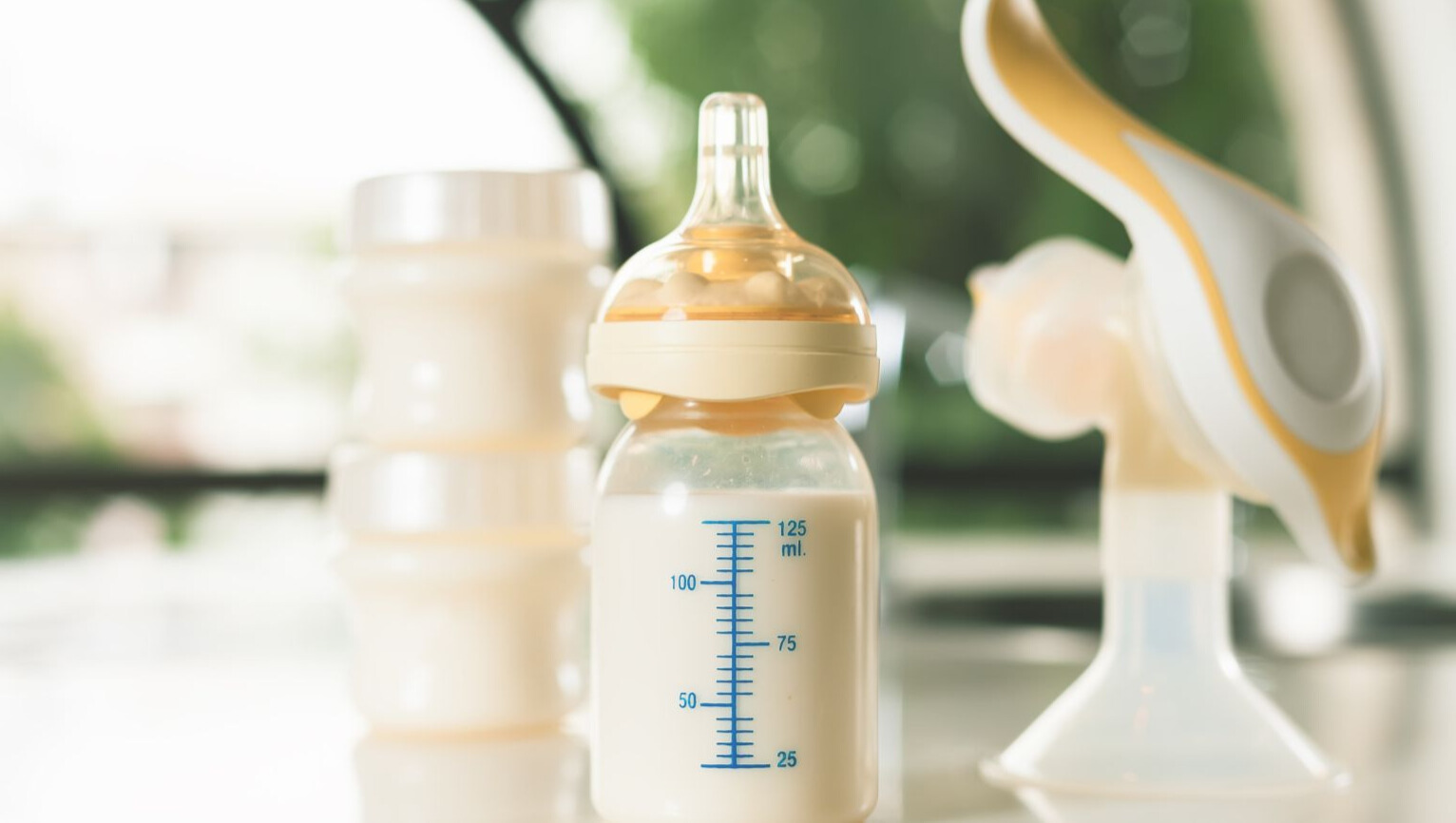 Sữa mẹ hâm nóng 40 độ để được bao lâu thì còn an toàn cho bé?