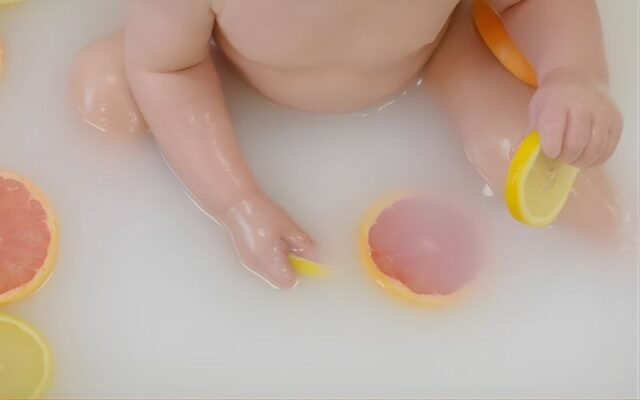 Tắm cho bé bằng sữa mẹ