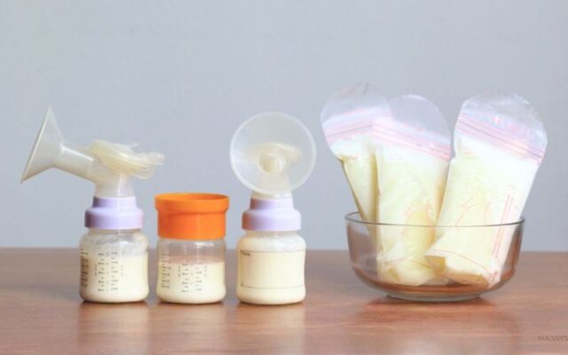 Vắt sữa và cho vào túi hoặc bình trữ