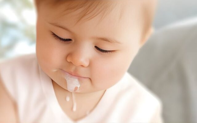 Trẻ sơ sinh bị ọc sữa và thở khò khè là do đâu?