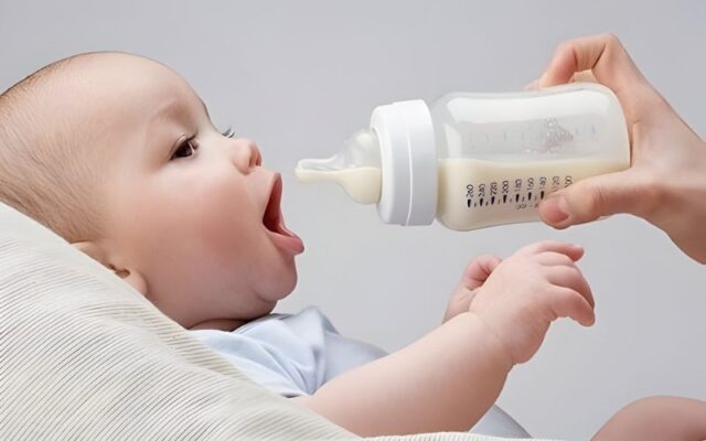 Tư thế bú sai cũng là nguyên nhân khiến trẻ bị ọc sữa và thở khò khè