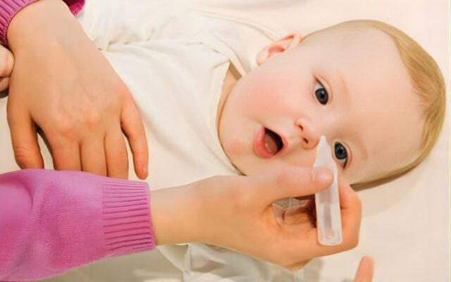 Vệ sinh mũi trẻ đúng cách với nước muối sinh lý