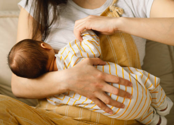 Bú sữa mẹ giúp bé giải khát và tăng cường sức đề kháng