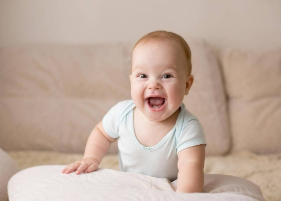 Mặc áo mát giúp thân nhiệt bé ổn định, dễ vận