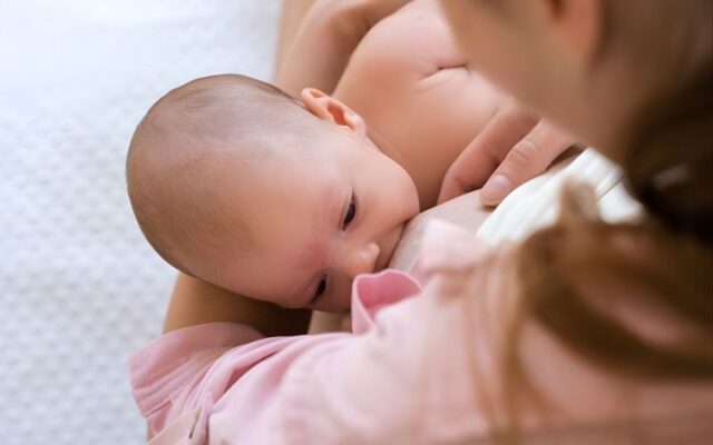 Số cữ bú thay đổi theo giai đoạn phát triển của trẻ