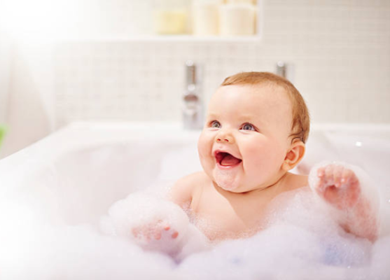 Tắm giúp cơ thể bé sạch sẽ, loại bỏ mồ hôi, vi khuẩn
