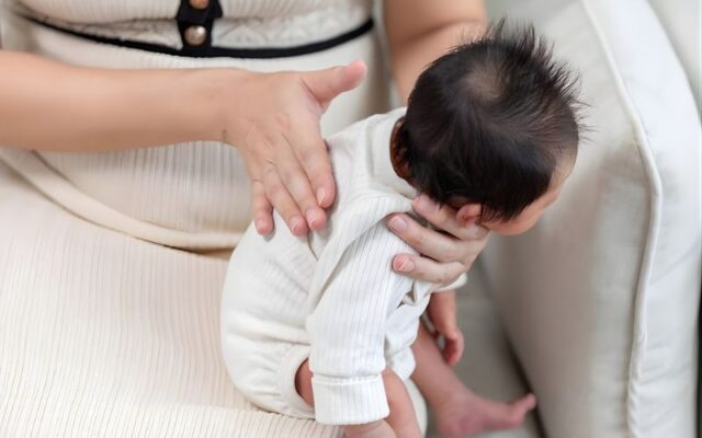 Vỗ ợ hơi cho trẻ sau khi bú