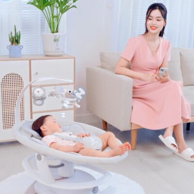 Ba mẹ có nên cho bé nằm nôi điện không?