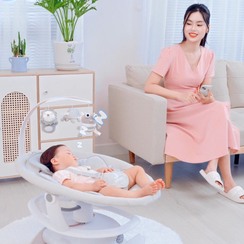 Ba mẹ có nên cho bé nằm nôi điện không?